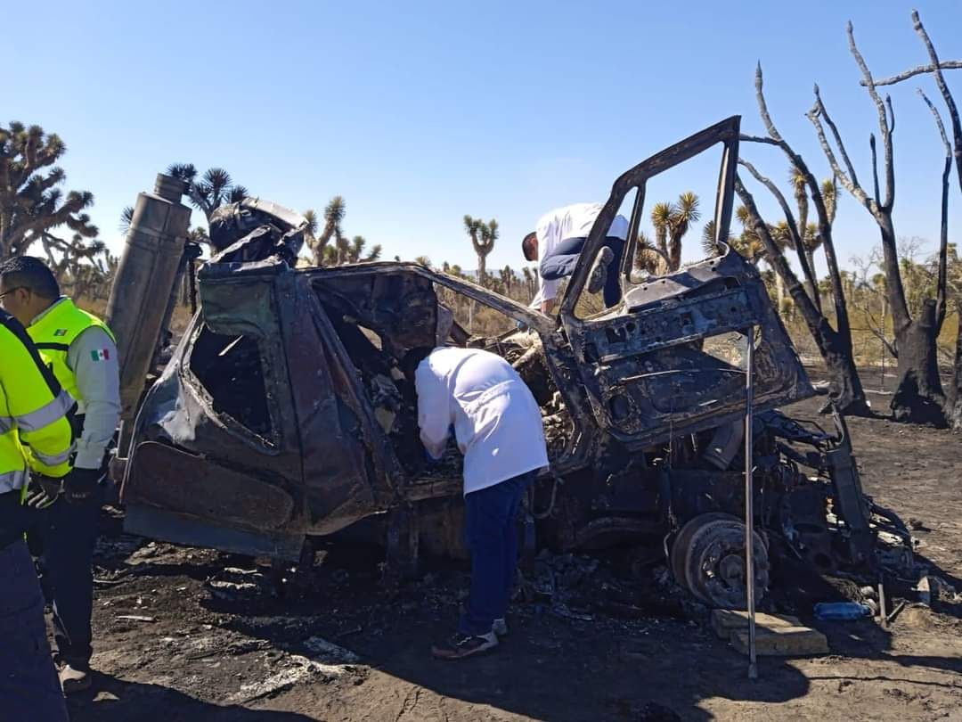 Explota pipa que transportaba diesel tras volcarse en SLP