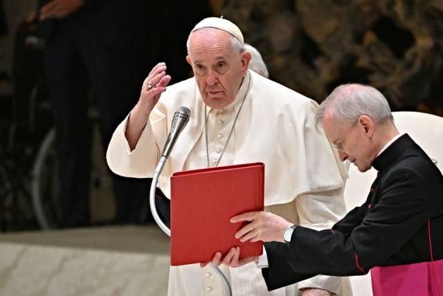 Papa Francisco advierte a funcionarios del vaticano sobre “demonios educados”