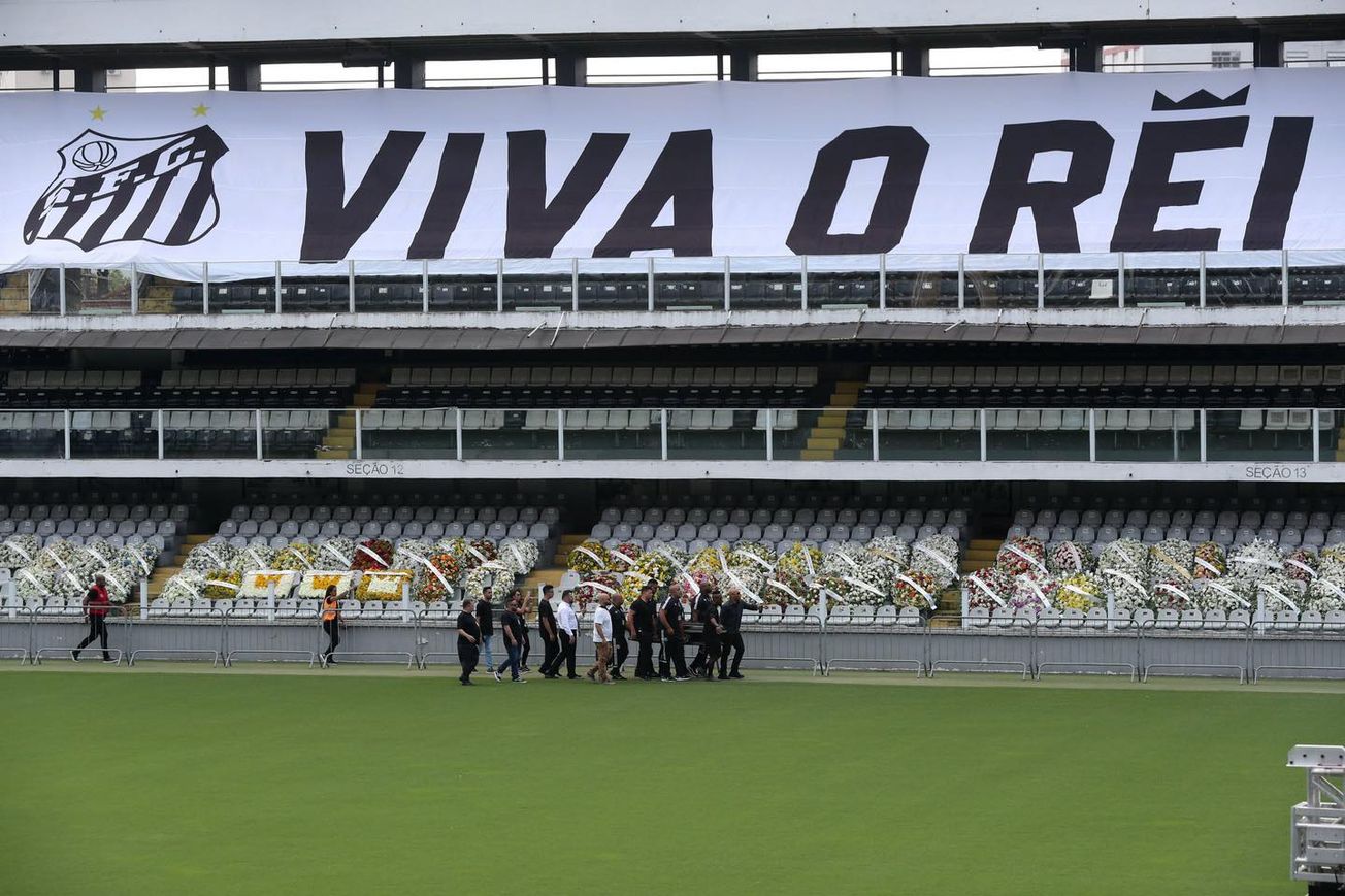 Despiden a Pelé en el estadio Vila Belmiro