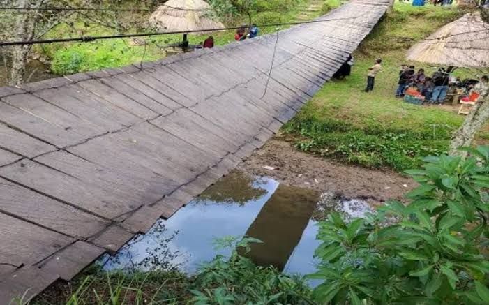 Cae un grupo de personas al colapsar un puente en Chiapas