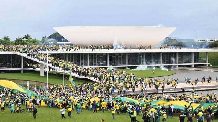 Asaltan seguidores de expresidente edificios de gobierno en Brasil