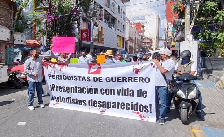 Con marcha silenciosa exigen presentación con vida de tres comunicadores de Tierra Caliente