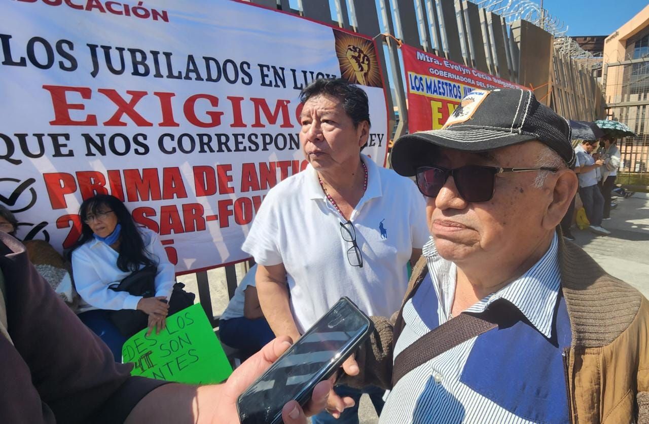 Integrantes del colectivo “Jubilados y Pensionados en Lucha” protestan en Palacio de Gobierno