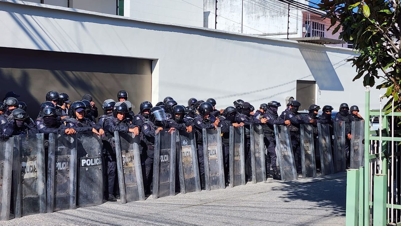 Blindan con policías antimotines oficinas de la SEG