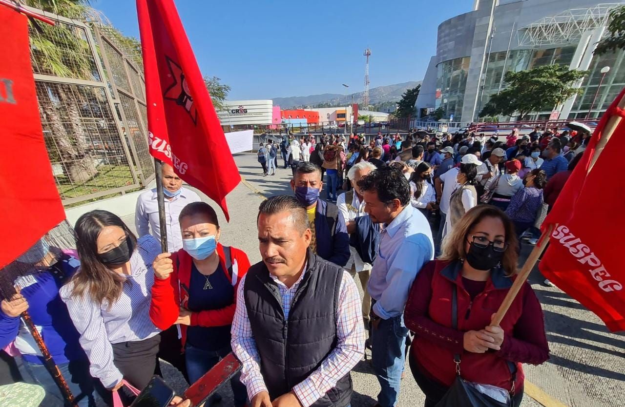 Protestan trabajadores de la Sección XVIII del SUSPEG por falta de pago de aguinaldo