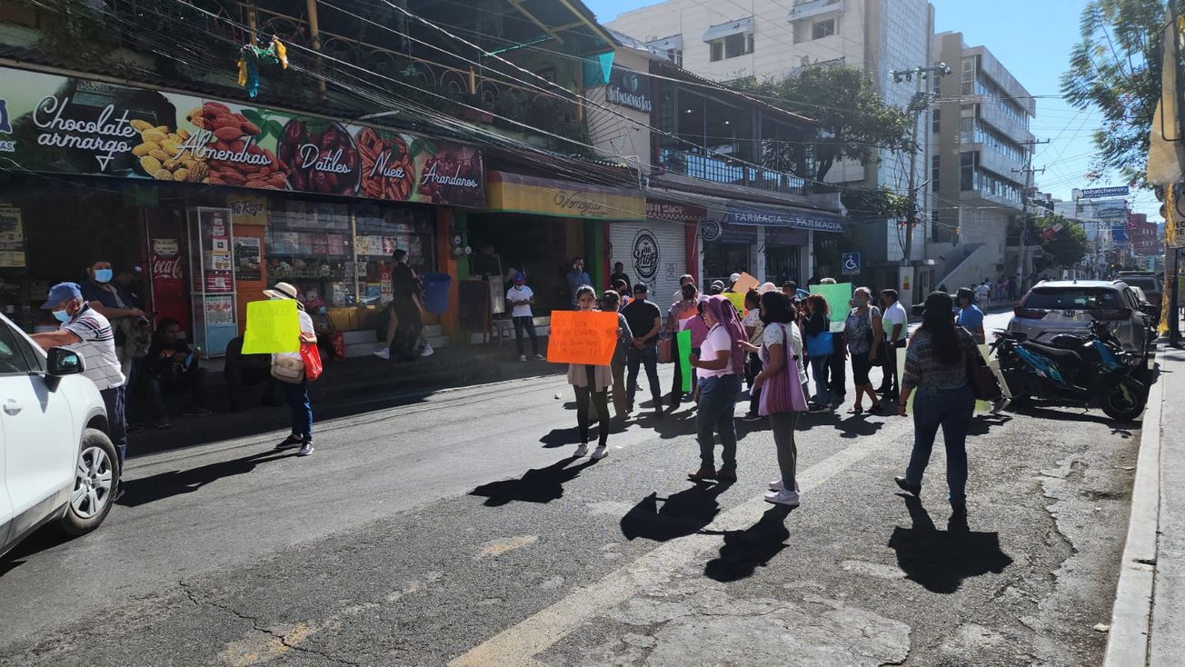Ciudadanos defraudados por INVINCH bloquean el centro de Chilpancingo