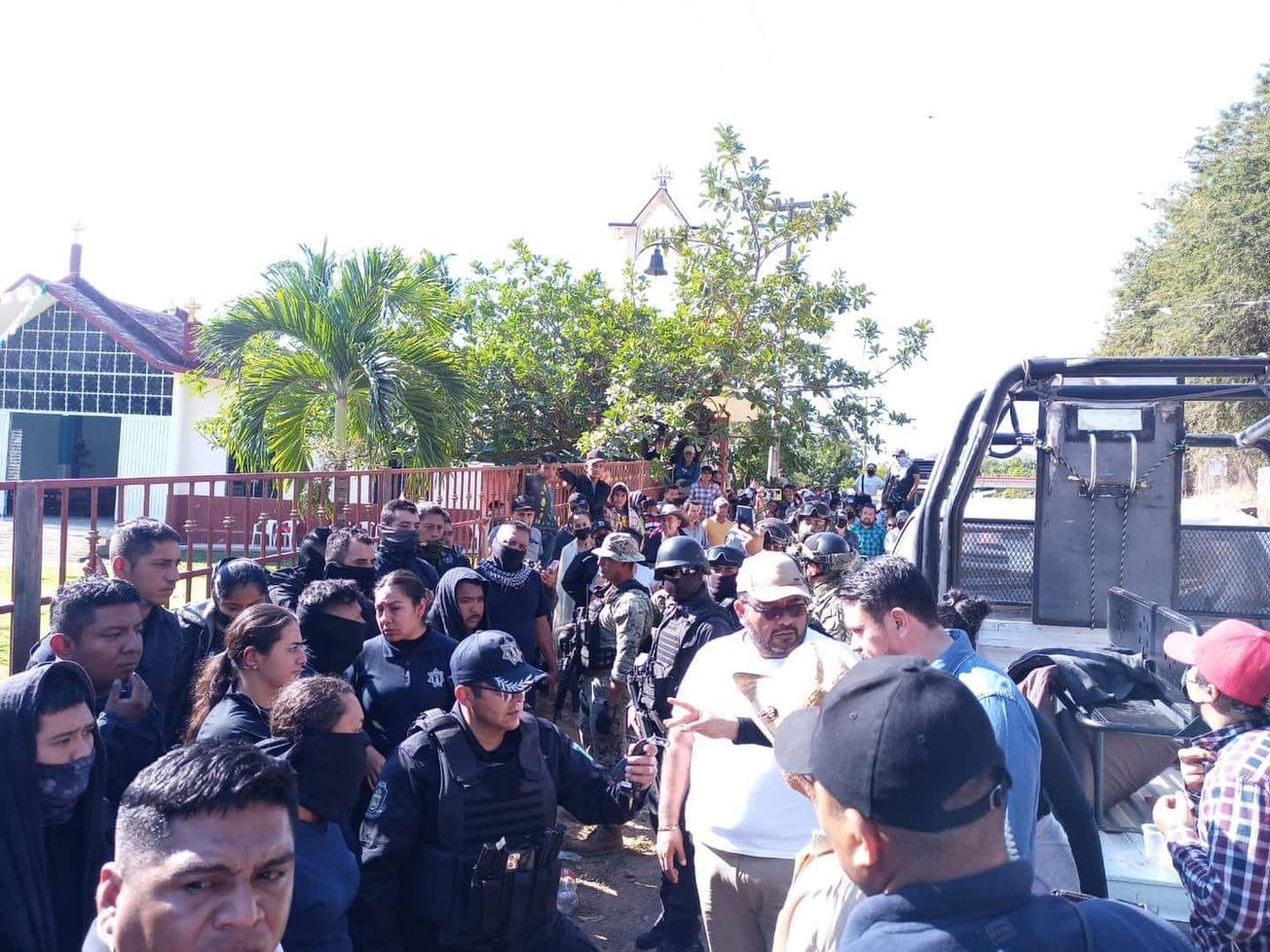 Dos policías, tres civiles fallecidos y 32 oficiales retenidos deja enfrentamiento en Petatlán