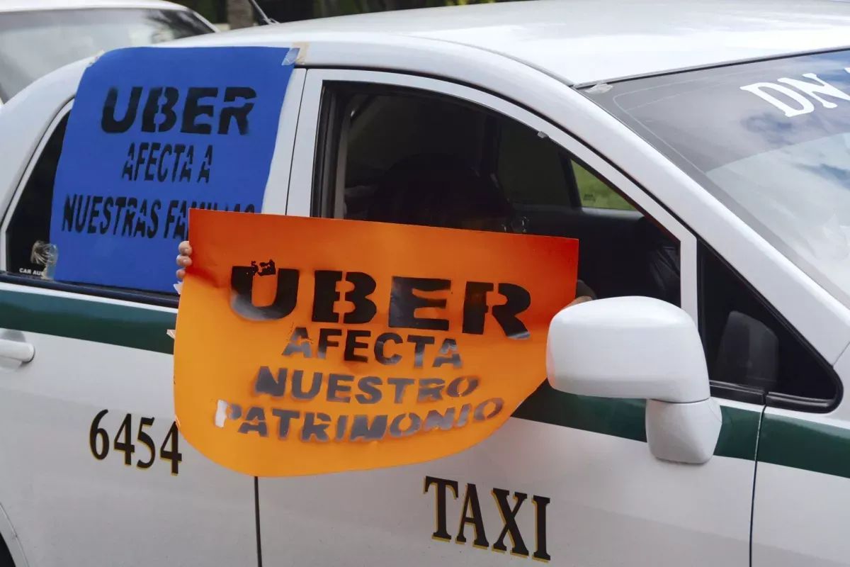 Mafia de taxistas controla el transporte en Cancún