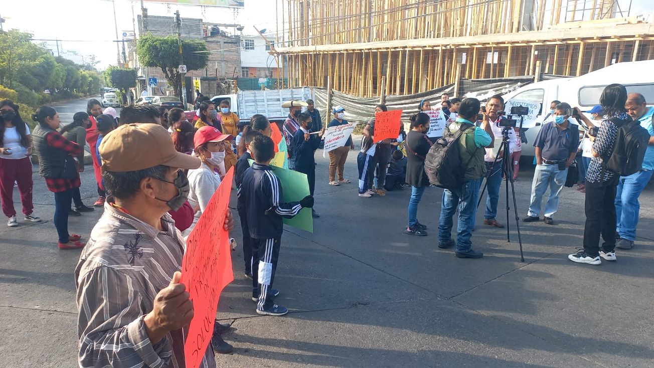 Bloquean vía en Guerrero exigiendo nuevas aulas