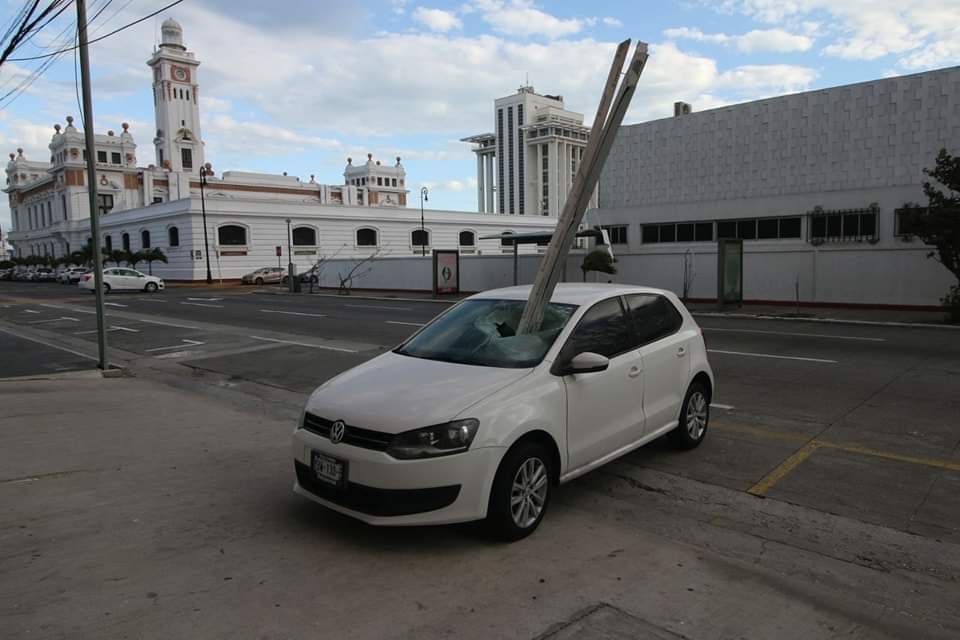 Daños por fuertes vientos en Veracruz