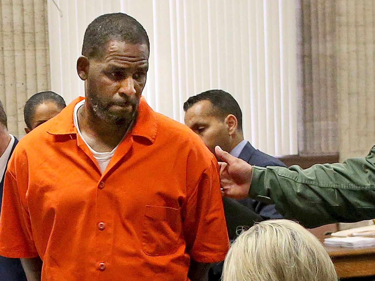 Condenan a R. Kelly a 20 años de prisión por delitos contra menores