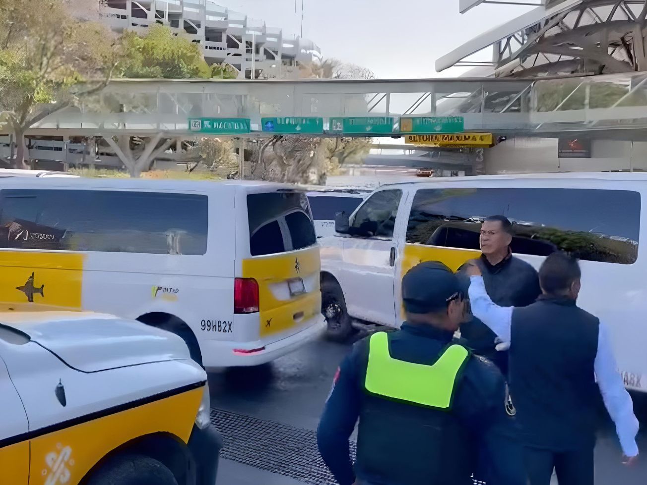 Protestan taxistas en el AICM