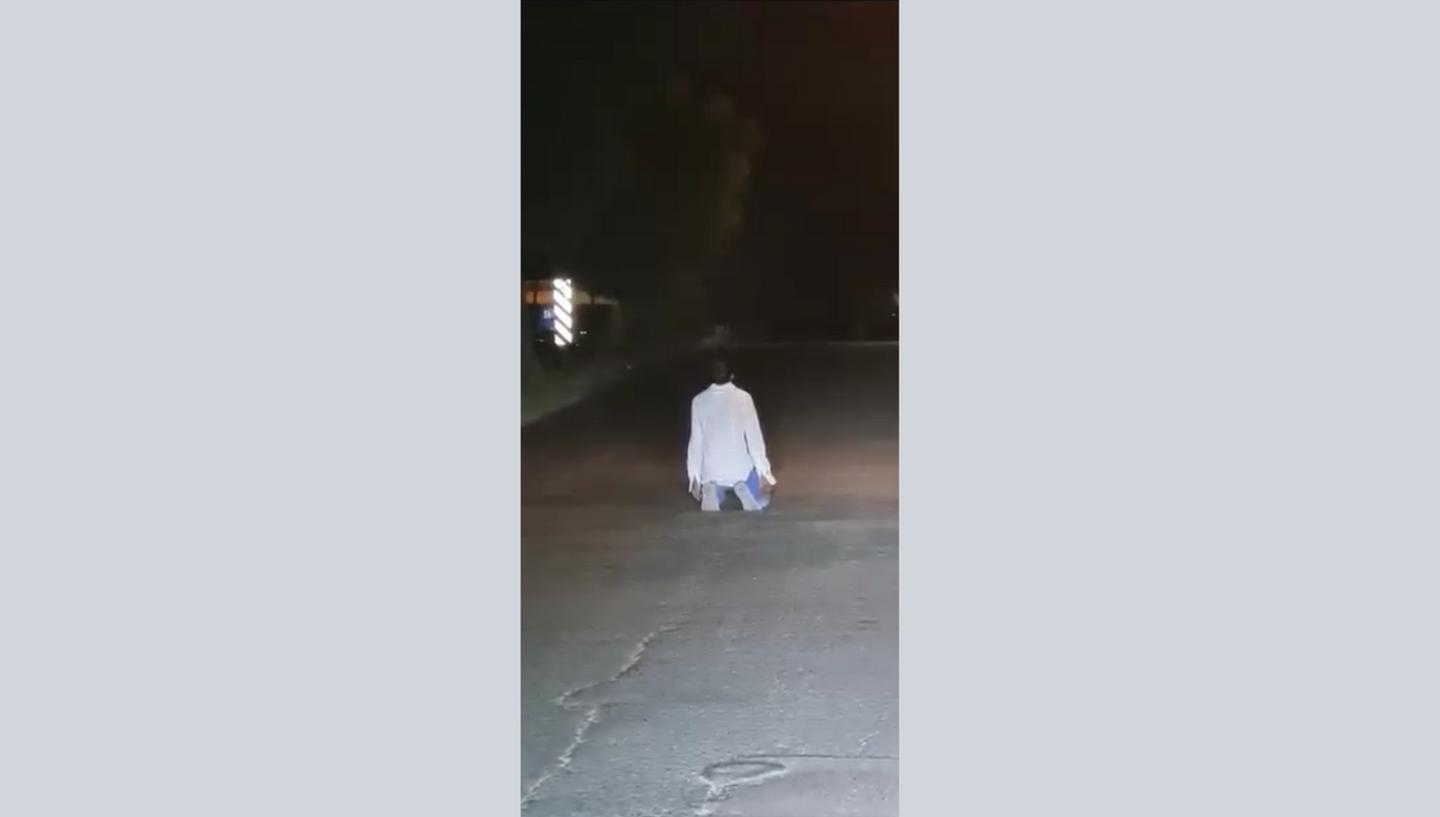 extraño sujeto carretera ritual masonico demonios guerrero posesion