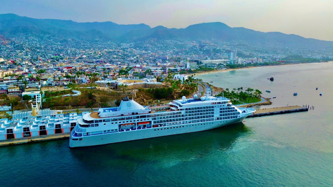 Arriba al Puerto de Acapulco el crucero Silver Shadow
