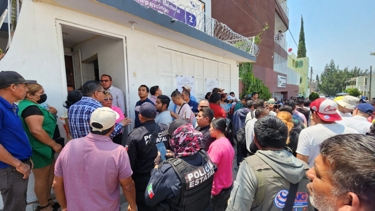 Frente Unido de Comisarios de la Sierra y el Valle vigilan conteo de votos en Chilpancingo