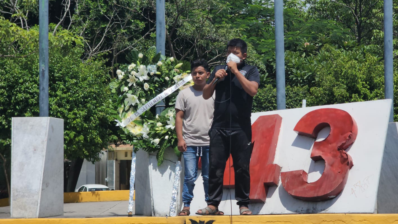 Estudiantes de Ayotzinapa rechazan informe de AMLO