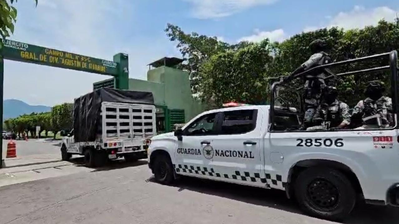 Acuden padres y madres de los 43 a reunión en zona militar de Iguala