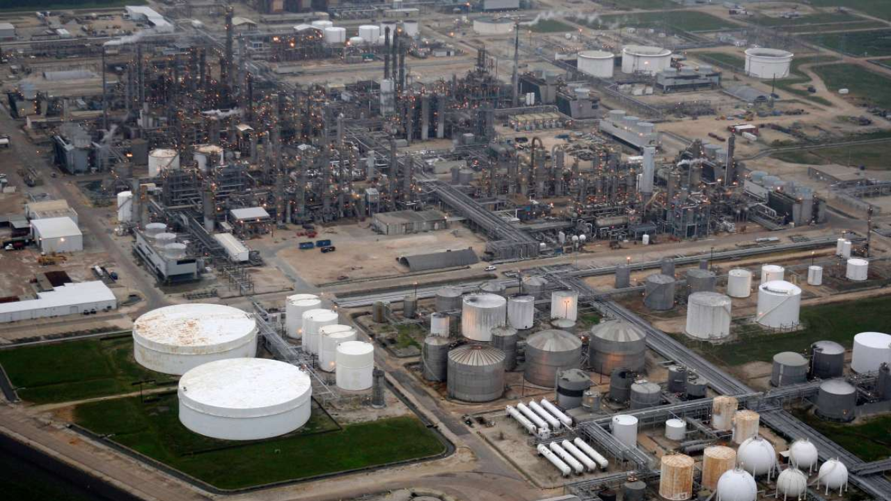 Reportan dos decesos y 35 afectados por fuga de gas en la refinería Deer Park