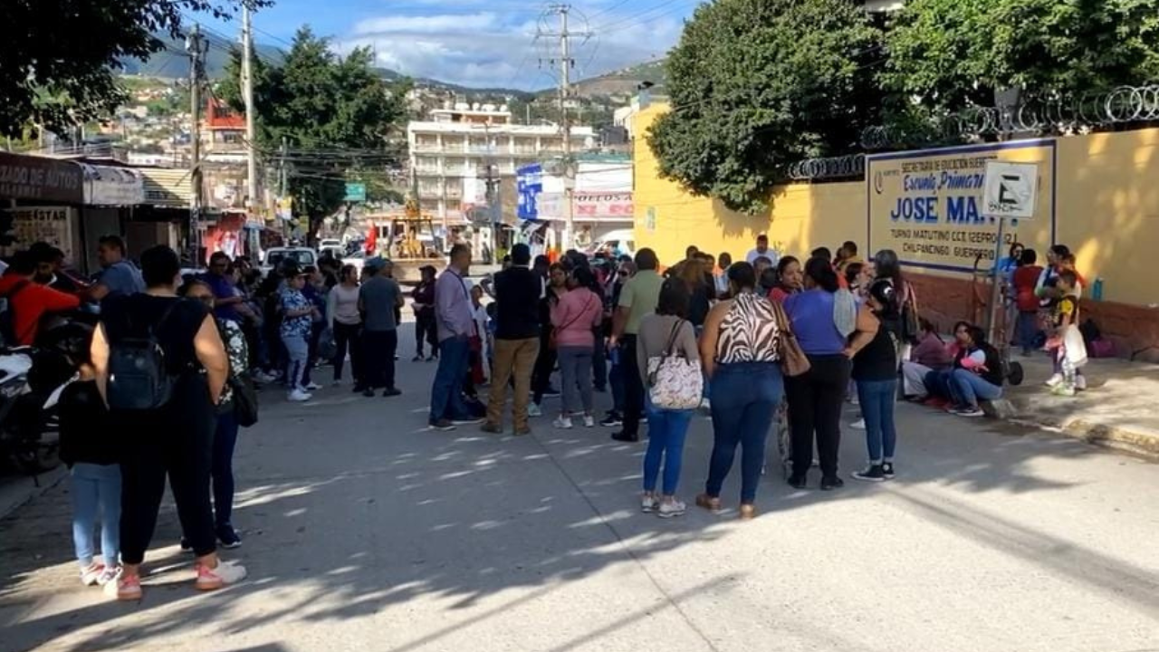 Con bloqueo, padres y madres de familia exigen salida de profesora de escuela de Chilpancingo