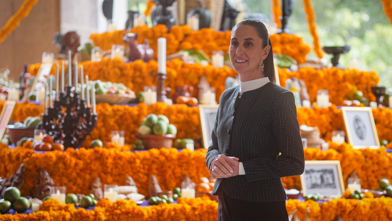 Sheinbaum presume ofrenda de Palacio Nacional, honra “a las mujeres que nos dieron patria”