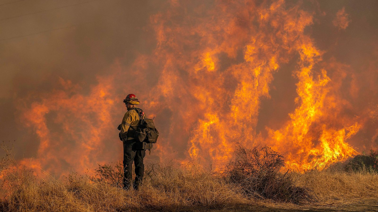 Suman 24 decesos por incendios en Los Ángeles 