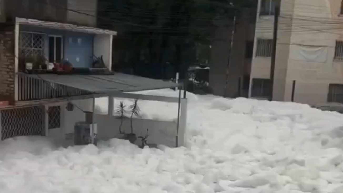 ¿Por qué la espuma blanca en calles de Edomex sería tóxica? Hombre termina en urgencias