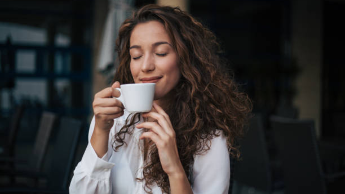 Las mujeres envejecen mejor si beben café: estudio explica cuánto y cómo