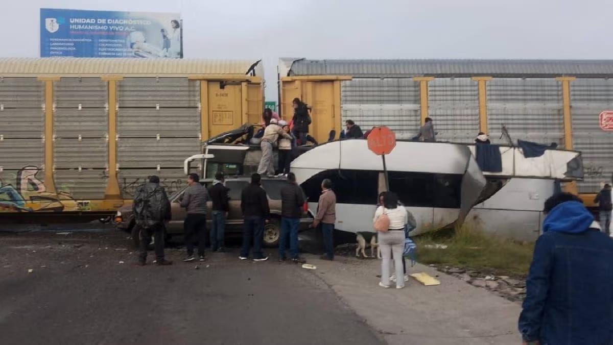 Tragedia en Atlacomulco: Tren arrolla a autobús, deja 45 heridos y 8 fallecidos