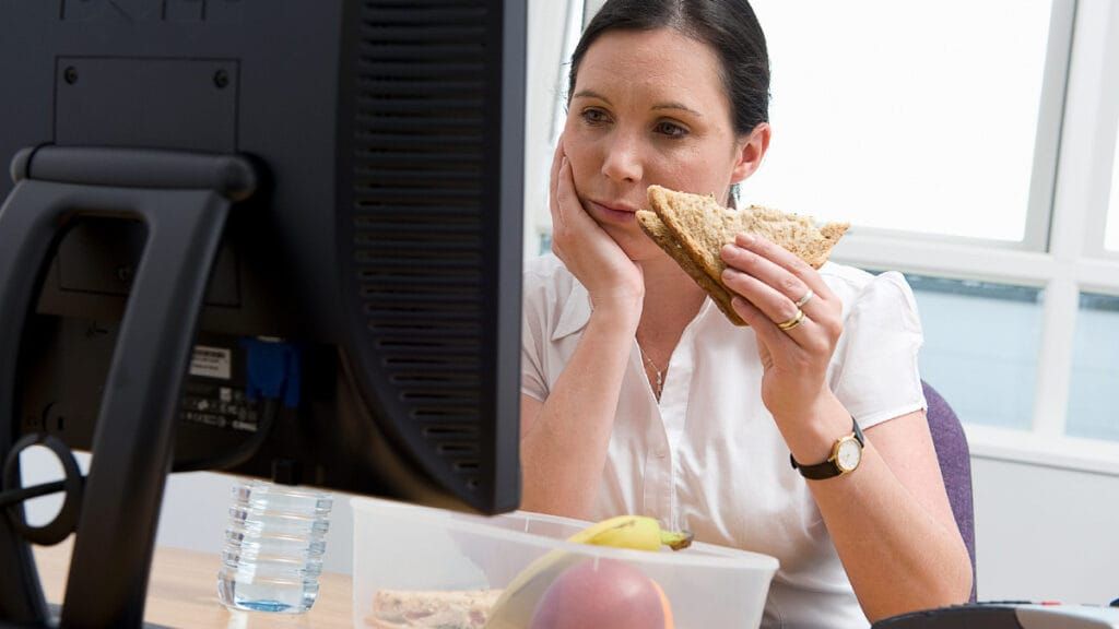 ¿Te prohíben comer en el trabajo? Tu barrio y la LFT te respaldan