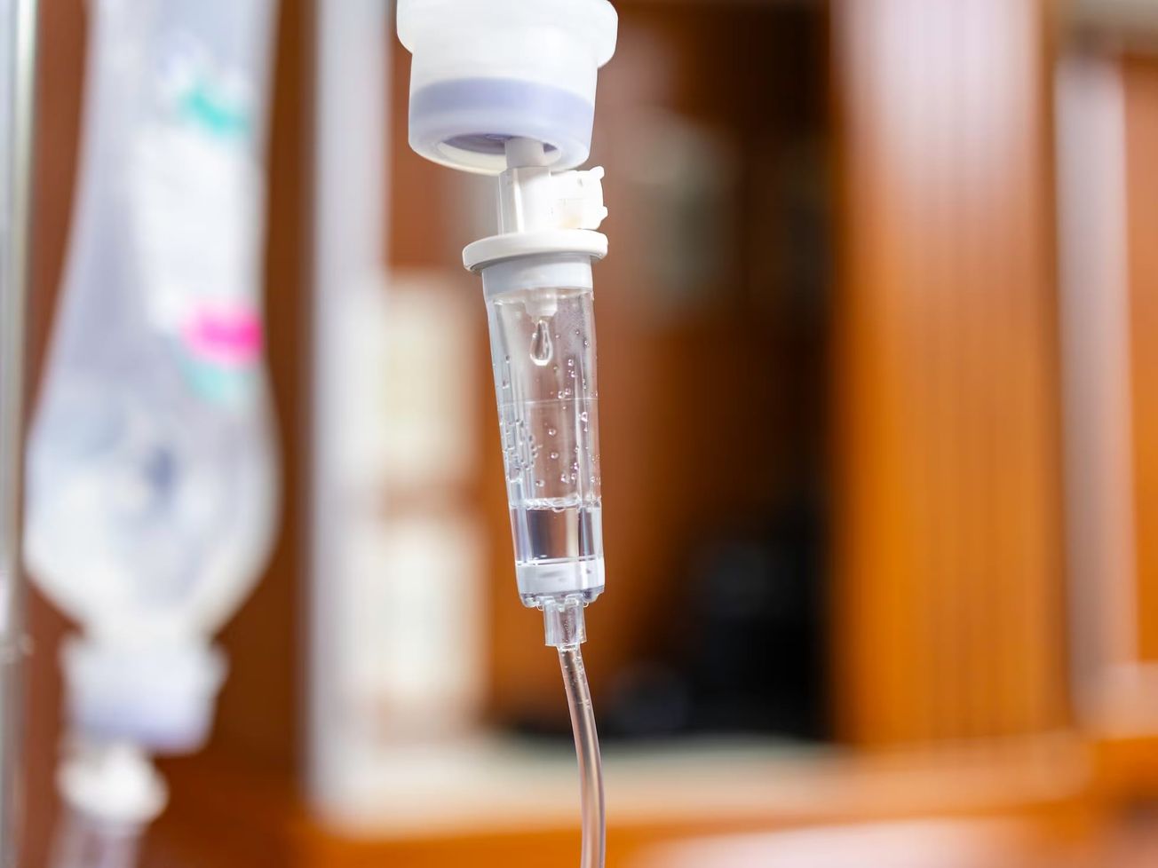 Investigan negligencia médica por sueros vitaminados en Hermosillo, murieron 6: sus riesgos