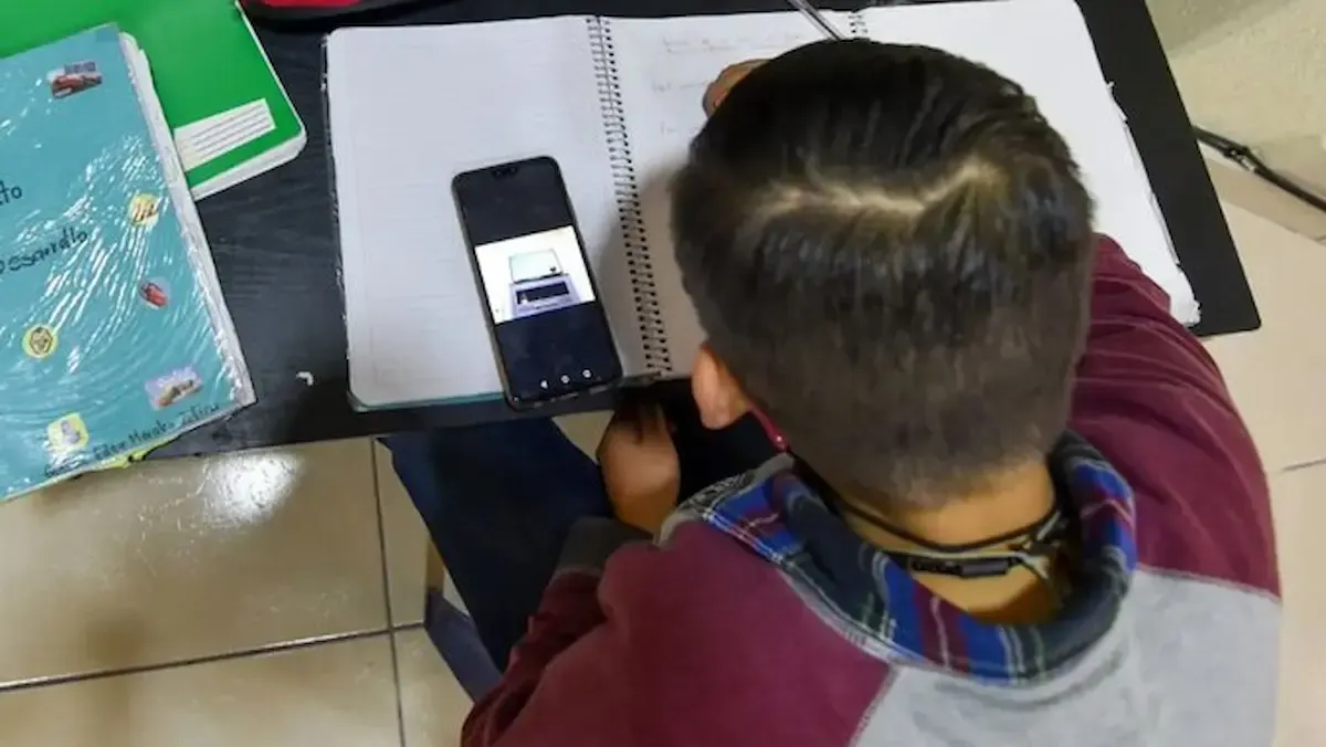 Así se restringirá el uso de celulares en primarias y secundarias desde noviembre