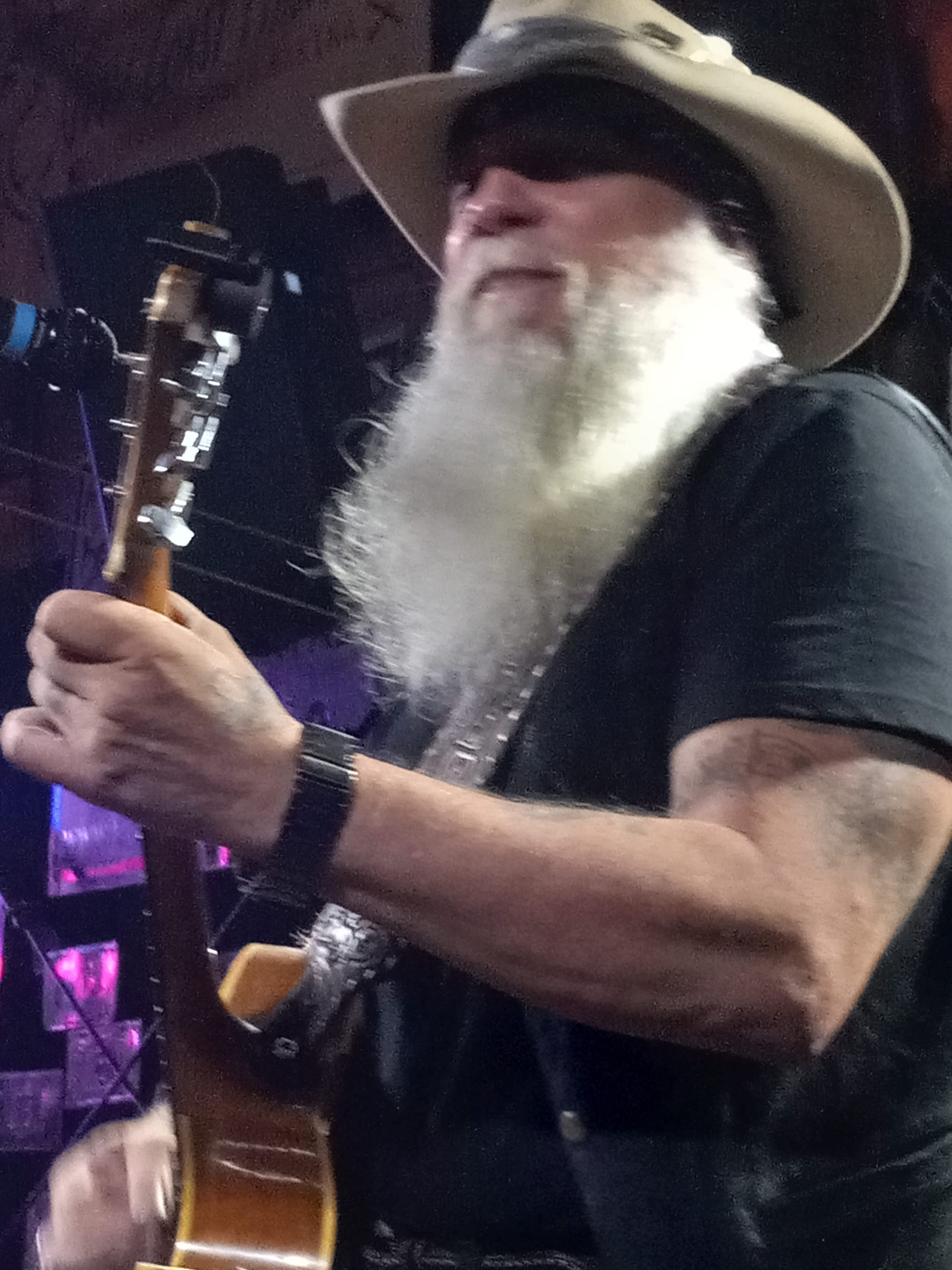 Dallas Moore pickin that gitfiddle