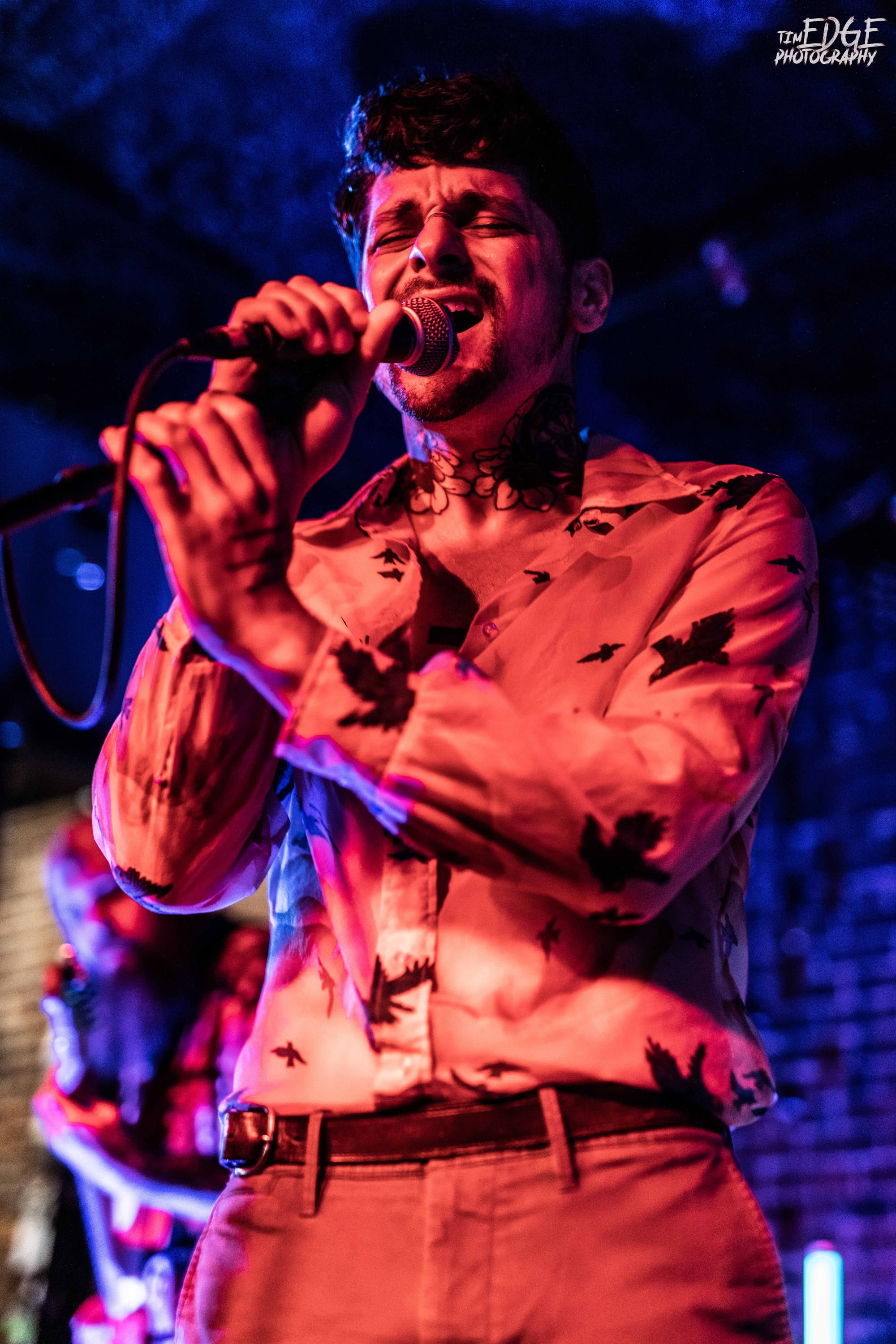 Drew of Glsnr performing live at The Handlebar