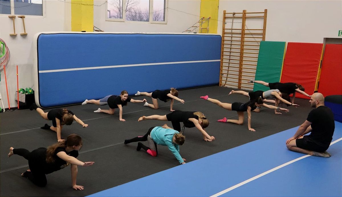 Akrobatyczne zajęcia wychowania fizycznego dla grup szkolnych