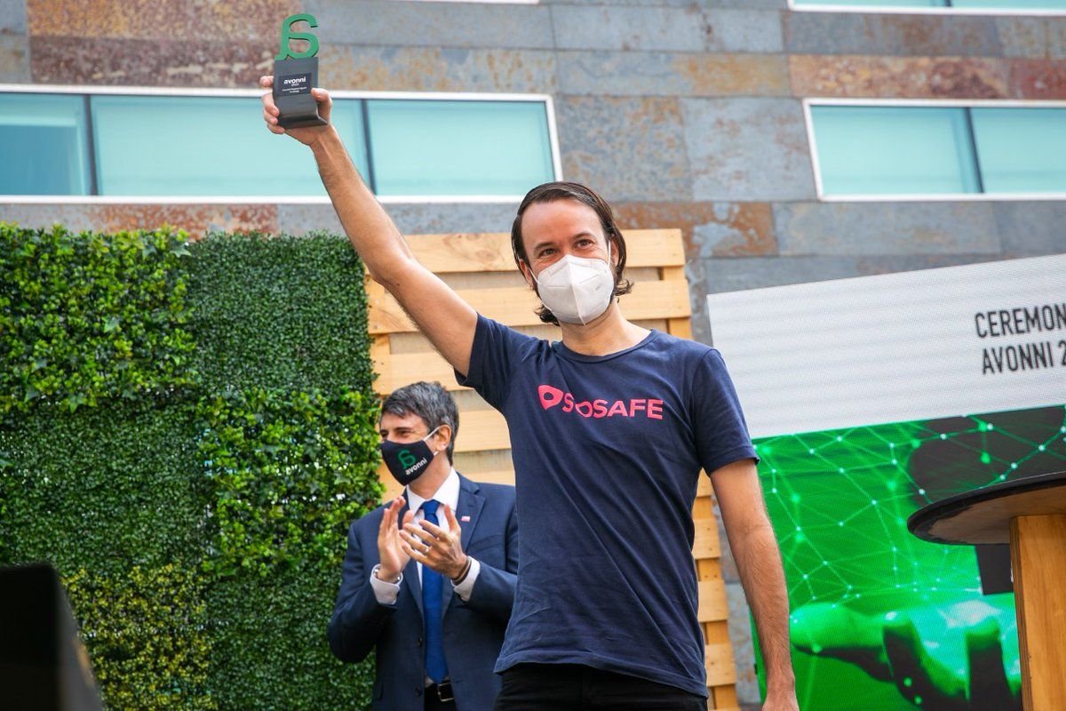 Nuestro cofundador Cristian Cabrera recibiendo el premio a nombre de todo el equipo SOSAFE.