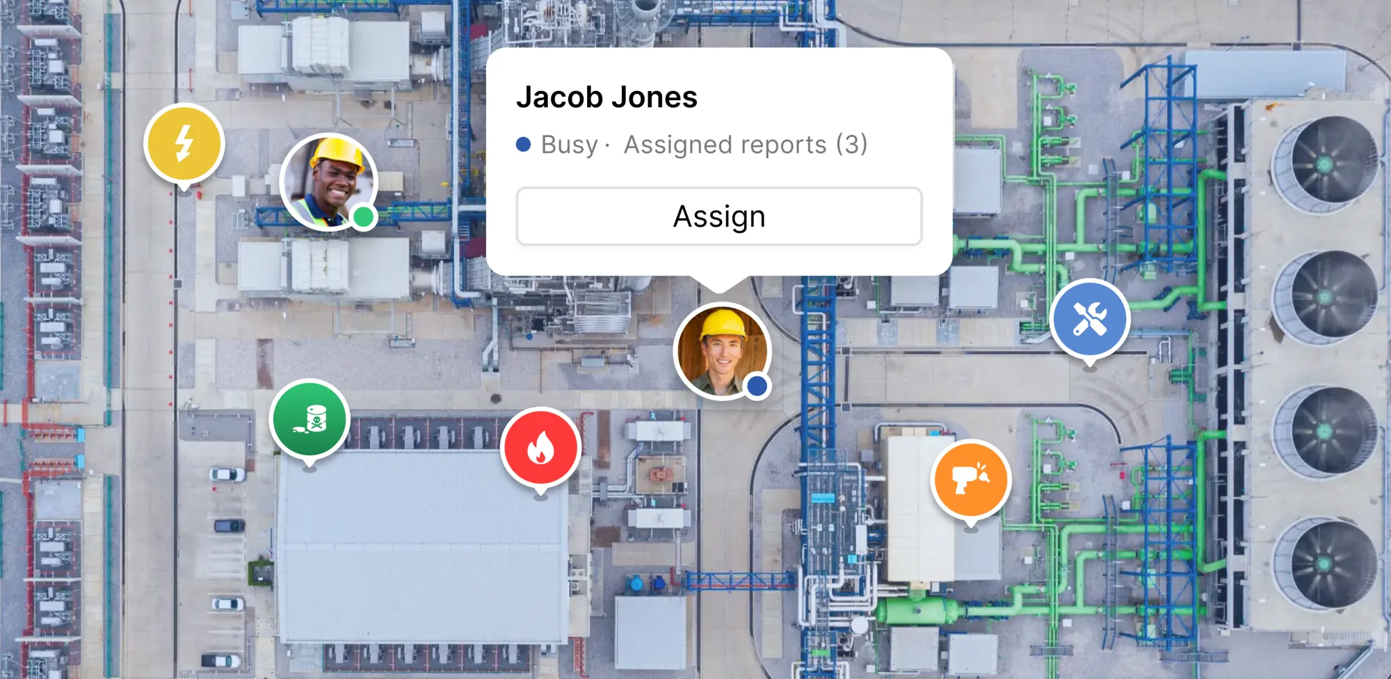 Una vista aérea de una planta industrial con pines de reportes SOSAFE mostrando distintos hallazgos.