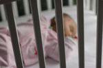 Bébés en prison : 26 enfants derrière les barreaux, pour quel coût ?