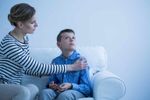 « Trop de familles continuent de rencontrer des difficultés » : le bilan à mi-parcours de la stratégie nationale TND 2023-2027
