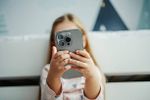 Sécurité des enfants en ligne : l'ONU refuse de faire du contrôle d'âge l'unique réponse