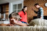 L'autorité parentale du parent harceleur peut être retirée sans demande du parent victime