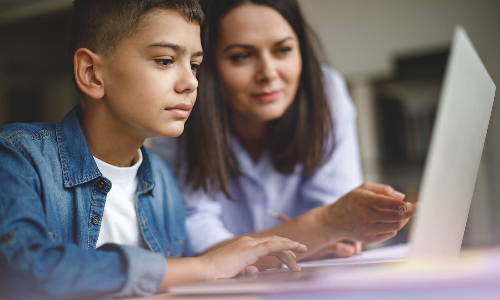 Avant toute mise en place d’une action de mentorat, la situation du jeune confié à l'ASE doit être examinée. © Getty Images
