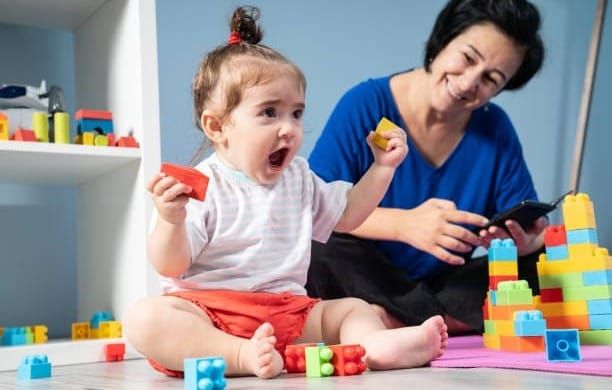 La hausse des places en crèches ne compense pas la baisse de l’accueil individuel, avertit l’UFNAFAAM. © Getty Images