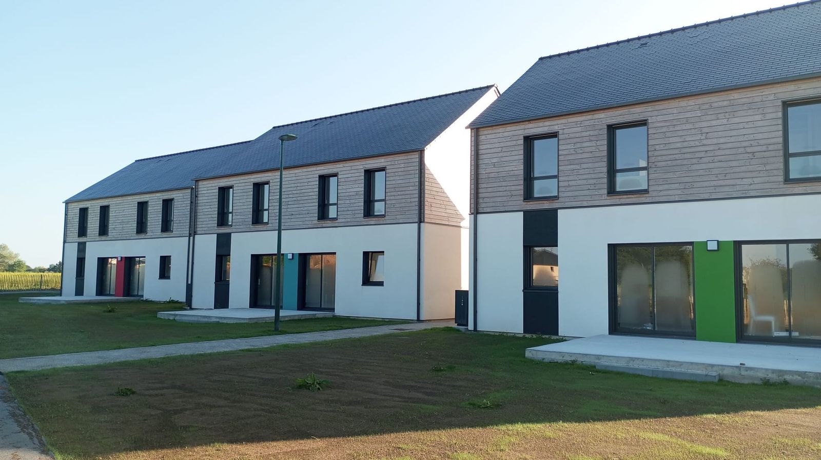 Ker Liamm comprend cinq maisons familiales de 200 m², dont deux de plain-pied et trois à étage.