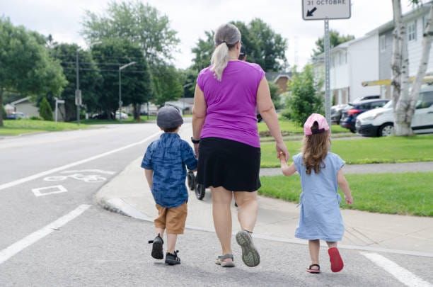 En France, plus de deux familles monoparentales sur cinq vivent sous le seuil de pauvreté, et dans 82 % des cas, elles sont dirigées par des femmes.© Getty Images