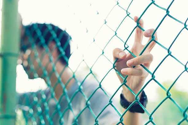 Un agent des services pénitentiaires d’insertion et de probation (SPIP) suit en moyenne 66 jeunes majeurs, contre 25 à 30 mineurs pour un éducateur de la PJJ.