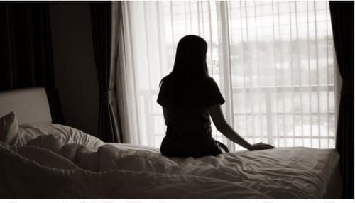 Dans ce circuit de prostitution, les mineurs sont déplacés d’une chambre à l’autre, parfois plusieurs fois par semaine. Les traces s’effacent et toute possibilité de protection se délite.