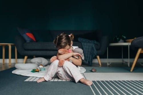 En 2024, 124 enfants ont perdu leur mère sous les coups de leur conjoint ou de leur ex-conjoint.