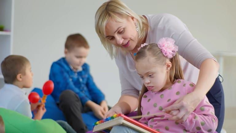 Sur les 11 000 diplômes délivrés par la VAE en 2024, 51 % relèvent d’une spécialité du travail social. 