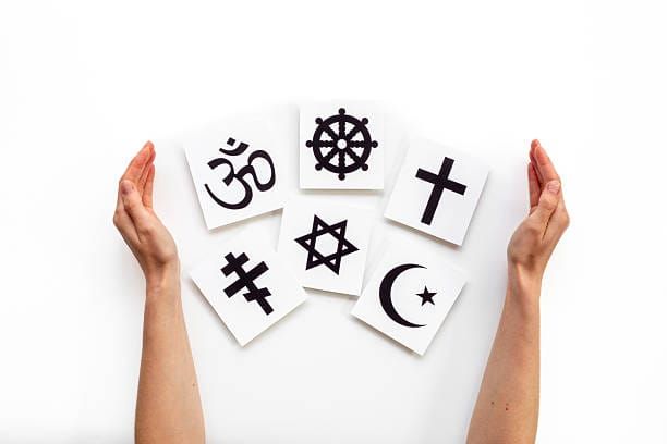 La circulaire pose ainsi les limites précises à l’expression religieuse dans le cadre éducatif judiciaire.