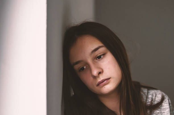Les 18-24 ans, et plus encore les jeunes femmes, concentrent les niveaux les plus élevés d’anxiété, de dépression, de pensées suicidaires et de tentatives de suicide parmi les adultes.